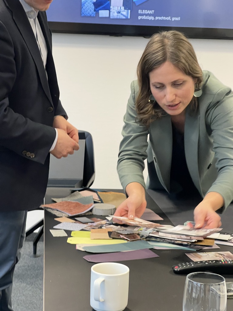 Ina Kaiser entwickelt Markenatmosphäre im Rahmen von Workshops
