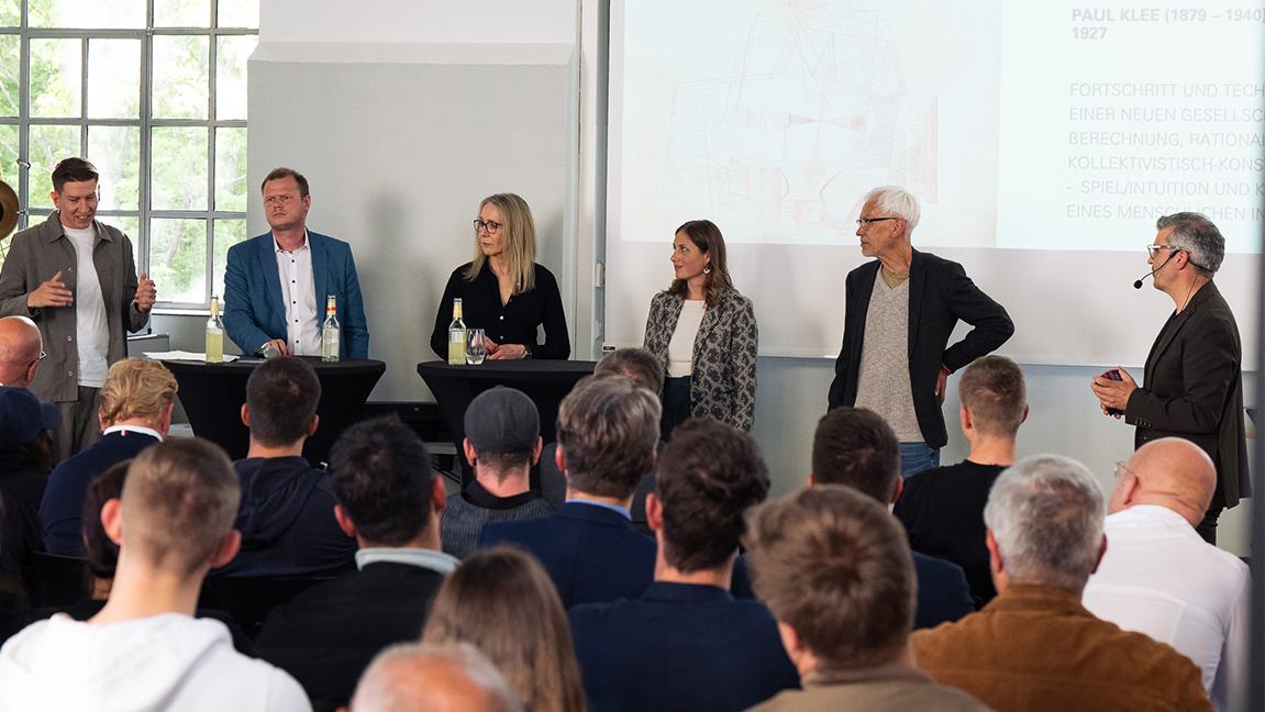 Janick Oswald, Michael Salomo, Corinna Schmidt, Marken Expertin Ina Kaiser, Keynotespeaker Dr. Thomas Fritz, Moderator und Identitätsexperte René Götzenbrugger Podium MIN 2025